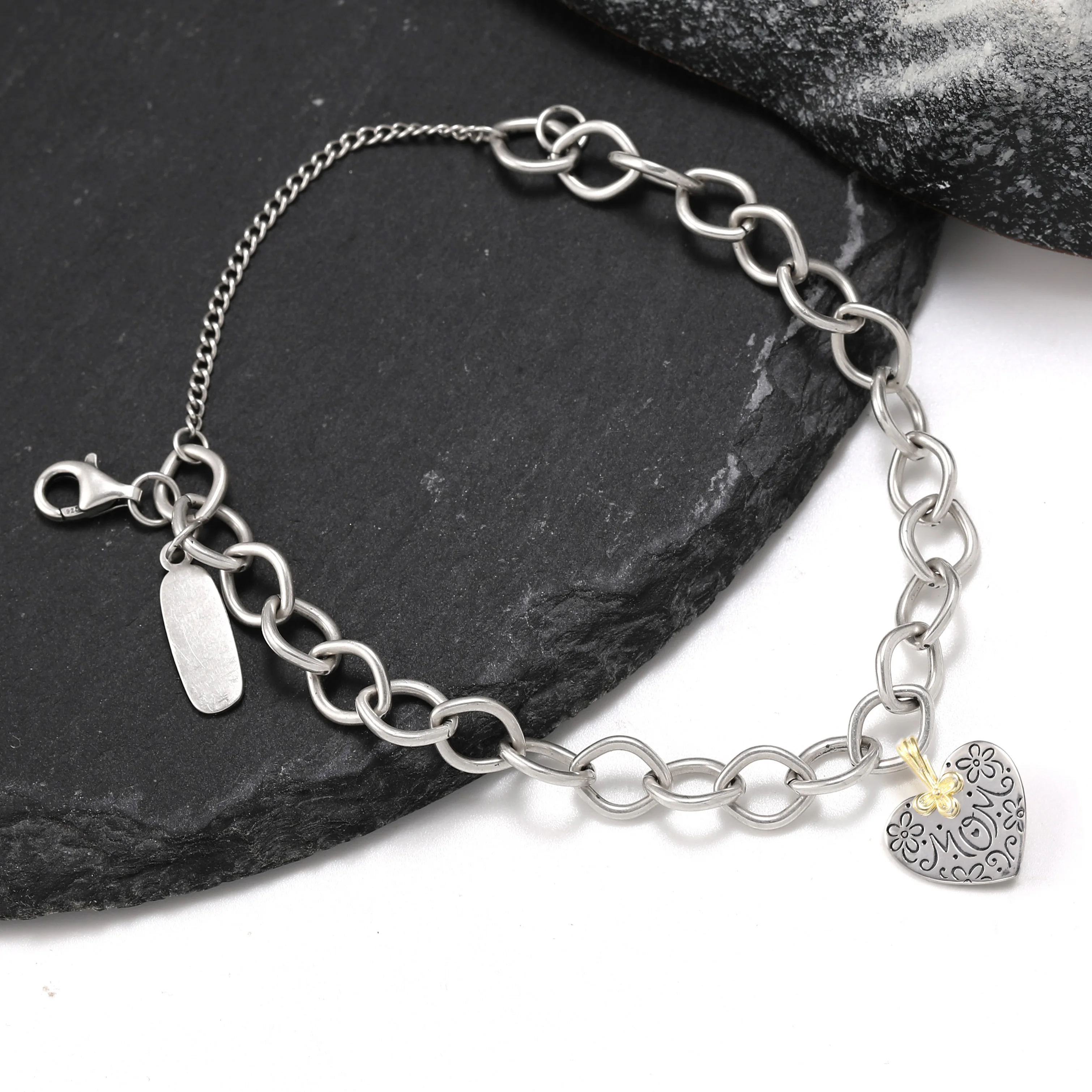 Genuine 925 sterling silver James Avery Forged Link Charm Bracelet paired with Loving Mom pendant
Genuine 925 sterling silver James Avery Forged Link Charm Bracelet paired with Loving Mom pendant