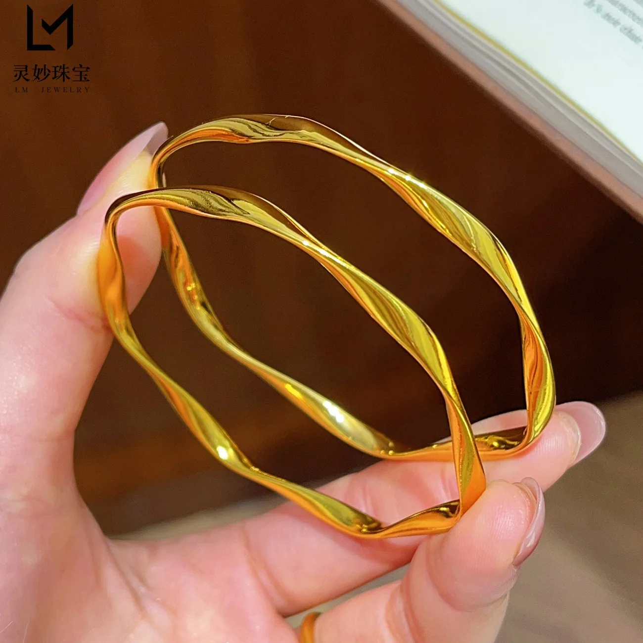 Eternal Meaning Mobius Ring Closed Bangle For Women 24K Gold AU999 Infinite shape represents perfection and blesses a safe
Eternal Meaning Mobius Ring Closed Bangle For Women 24K Gold AU999 Infinite shape represents perfection and blesses a safe