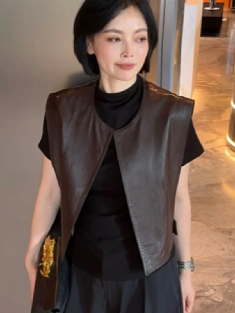 European Style Genuine Sheepskin Vest Single Button Sleeveless Jacket Versatile Outerwear Autumn Commute Style Short Length
European Style Genuine Sheepskin Vest Single Button Sleeveless Jacket Versatile Outerwear Autumn Commute Style Short Length