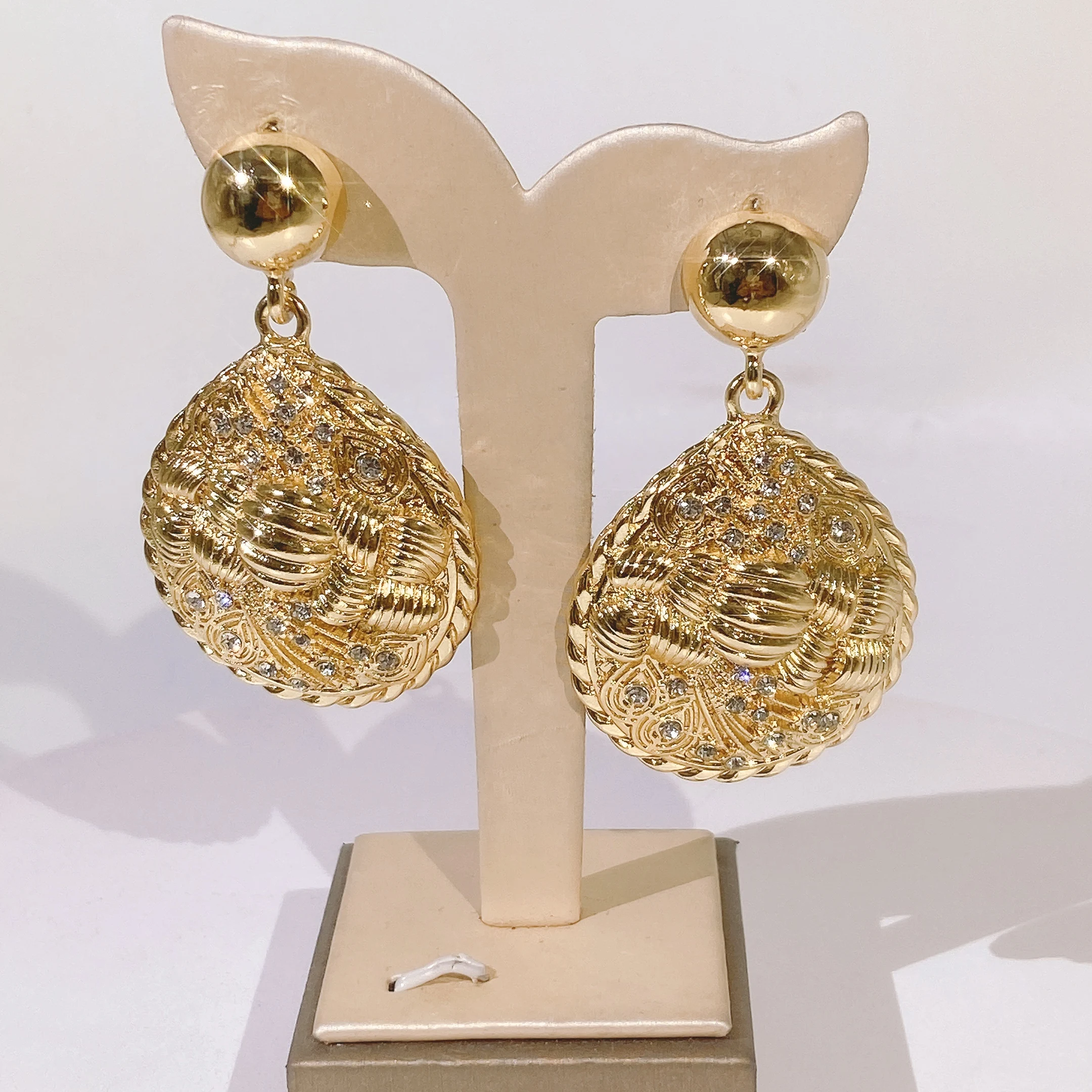 Classic Women's Design Earrings High Quality Dubai 18K Round Gold Plated Fashion Jewelry
Classic Women's Design Earrings High Quality Dubai 18K Round Gold Plated Fashion Jewelry