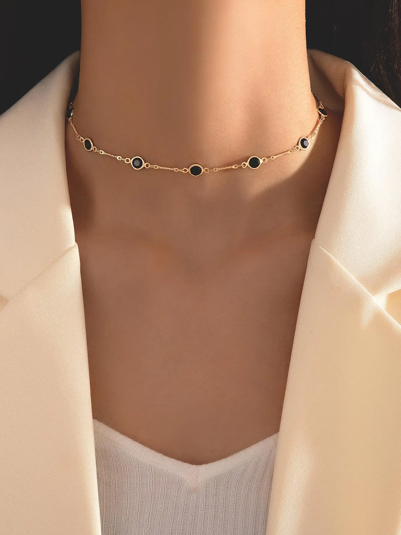 Золотистое колье-чокер с черными каменными вставками для женщин
Золотистое колье-чокер с черными каменными вставками для женщин