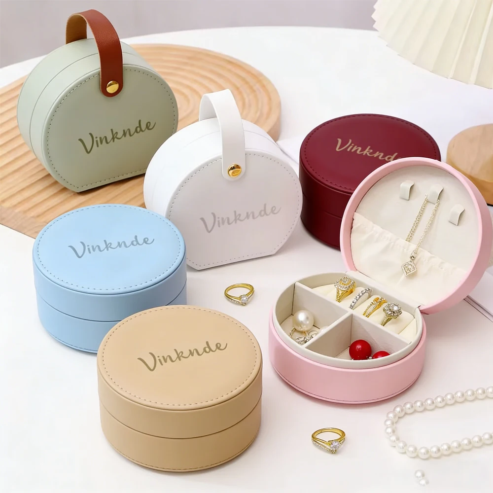 Пользовательский логотип, органайзер для ювелирных изделий из искусственной кожи, дорожный футляр для ювелирных изделий, коробки, серьги, ожерелье, кольцо, портативная сумка, кожаная коробка для хранения
Пользовательский логотип, органайзер для ювелирных изделий из искусственной кожи, дорожный футляр для ювелирных изделий, коробки, серьги, ожерелье, кольцо, портативная сумка, кожаная коробка для хранения