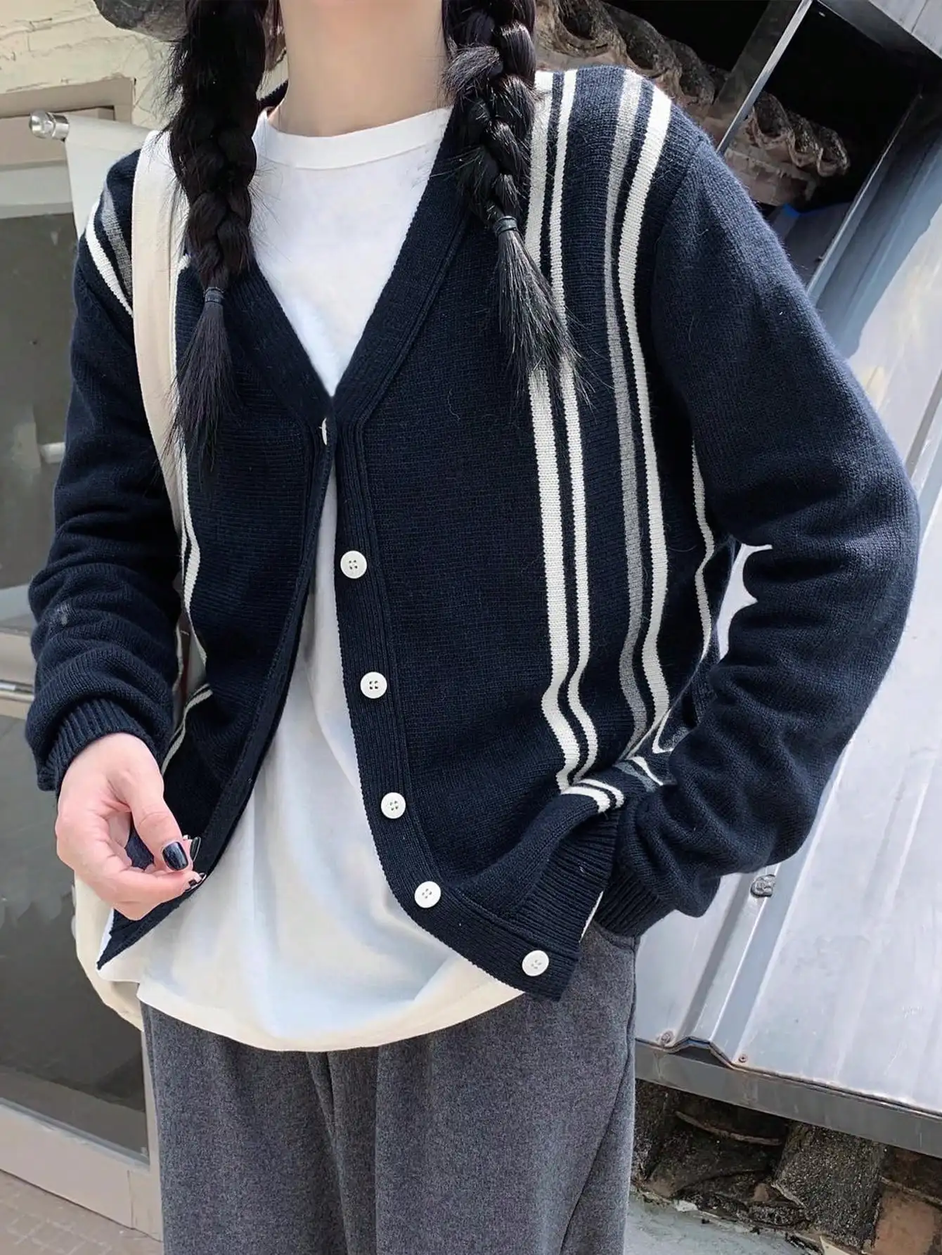 Korean Chic Autumn and Winter Preppy Style V-Neck Stripesd Cardigan Outwear Lazy Style Loose Casual Versatile Knitwear for Women
Korean Chic Autumn and Winter Preppy Style V-Neck Stripesd Cardigan Outwear Lazy Style Loose Casual Versatile Knitwear for Women