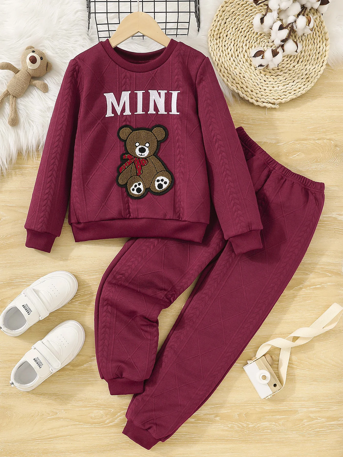 New autumn style men's and children's cute little bear long sleeved+casual pants for daily casual wear
New autumn style men's and children's cute little bear long sleeved+casual pants for daily casual wear