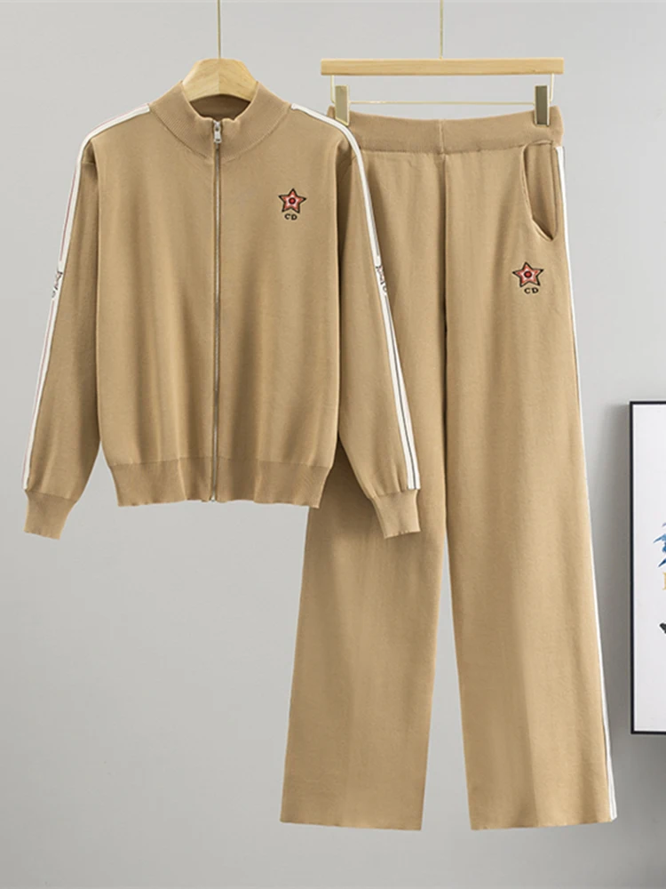 2025 Women's tracksuit Knitted Embroidered Color Contrasting Long Sleeve Jacket Casual Knitted Wide Leg Pants Two Piece Set
2025 Women's tracksuit Knitted Embroidered Color Contrasting Long Sleeve Jacket Casual Knitted Wide Leg Pants Two Piece Set
