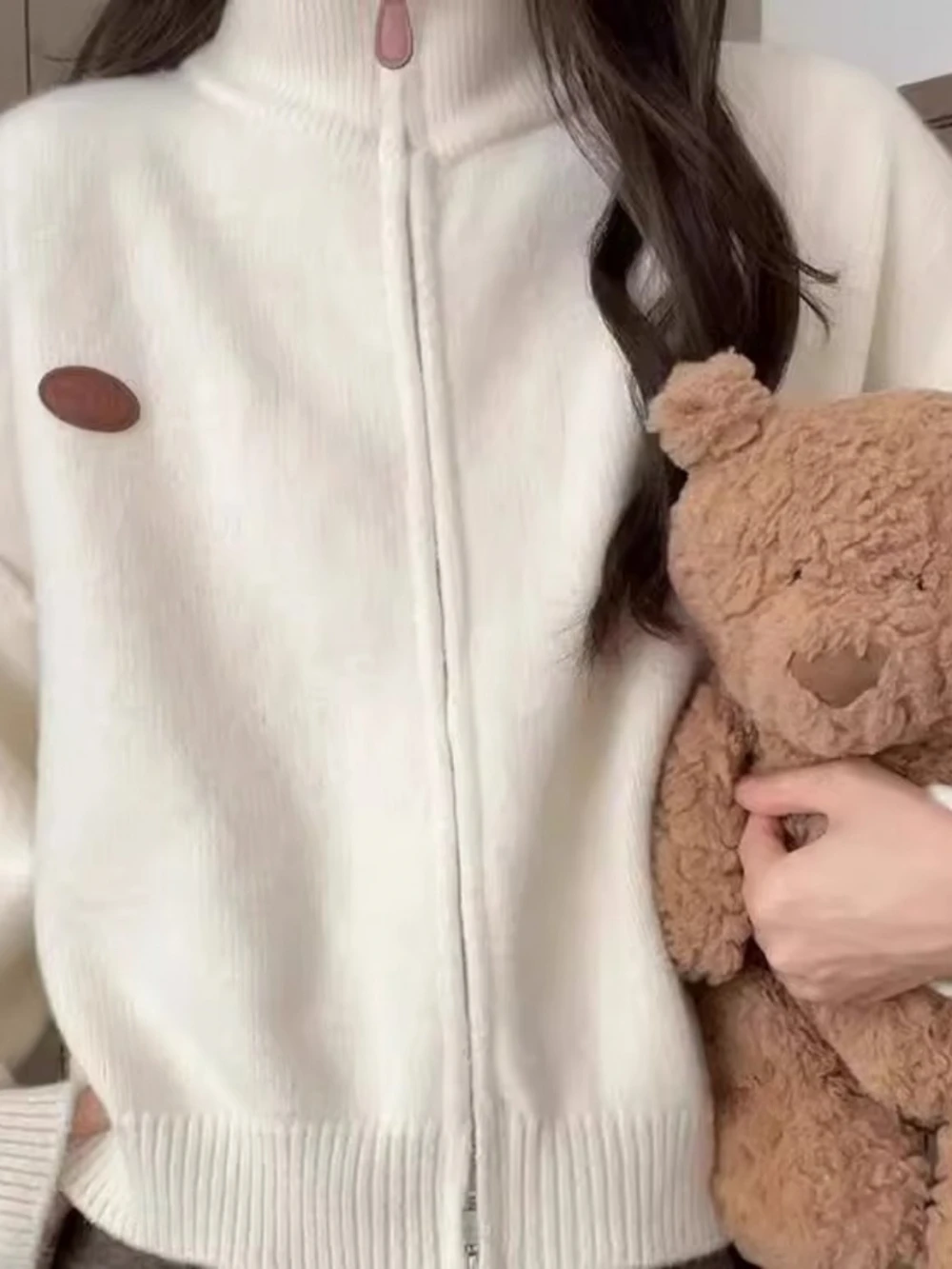 Женский трикотажный кардиган с высоким воротником на молнии, мягкий и уютный, в корейском стиле, весна-осень, новинка, с длинными рукавами, стандартный крой
Женский трикотажный кардиган с высоким воротником на молнии, мягкий и уютный, в корейском стиле, весна-осень, новинка, с длинными рукавами, стандартный крой