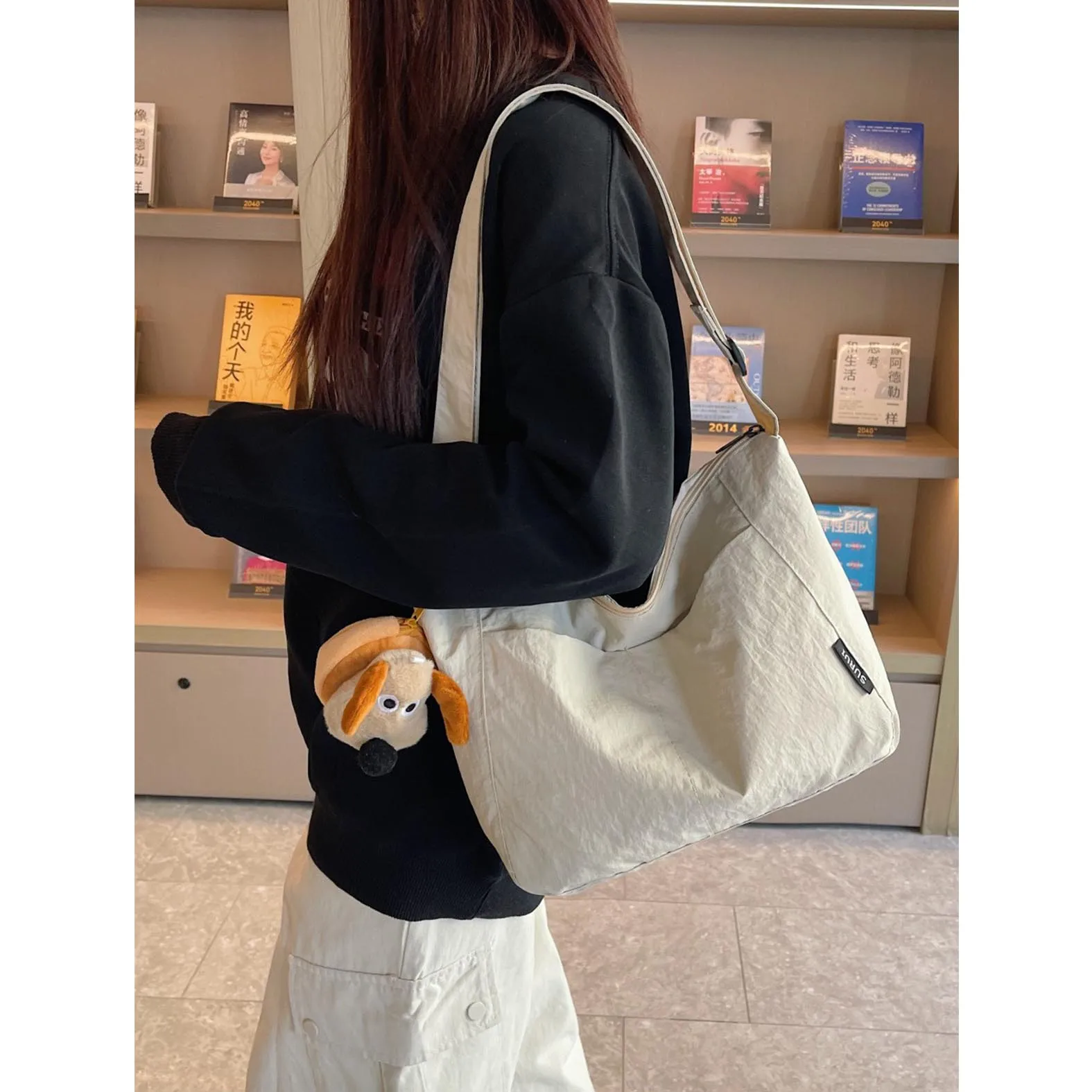 Casual crossbody bag, lightweight and simple single shoulder canvas bag, women's commuting color versatile nylon dumpling bag
Casual crossbody bag, lightweight and simple single shoulder canvas bag, women's commuting color versatile nylon dumpling bag