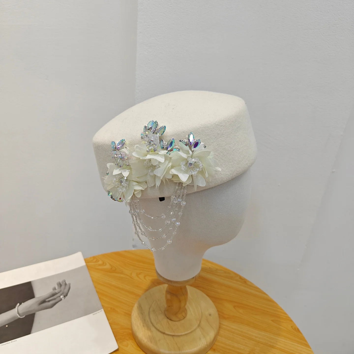 Нишевый дизайн, темная шляпа в стиле ретро, шерстяной фетр, берет с плоским верхом, женская осенне-зимняя шляпа художника, тренд
Нишевый дизайн, темная шляпа в стиле ретро, шерстяной фетр, берет с плоским верхом, женская осенне-зимняя шляпа художника, тренд