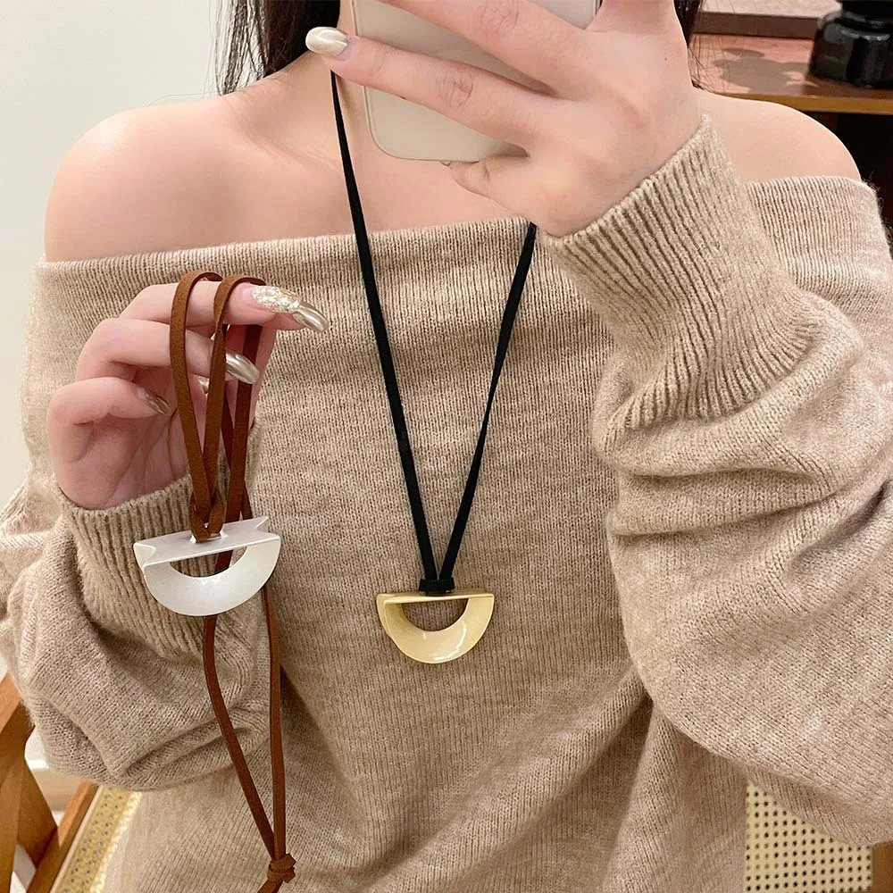 2025 New niche design frosted metal semicircle pendant sweater chain Simple yet adjustable leather rope necklace
2025 New niche design frosted metal semicircle pendant sweater chain Simple yet adjustable leather rope necklace