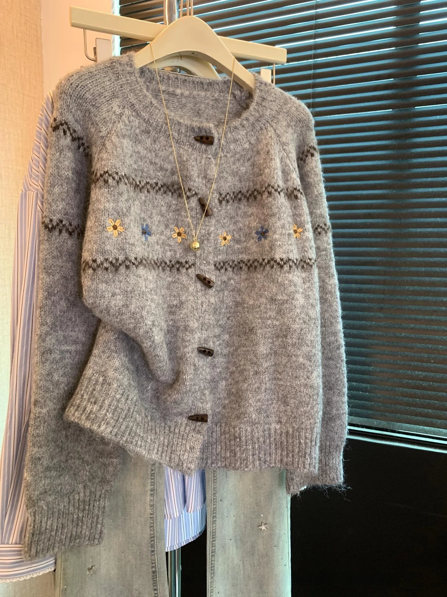 Корейское вязаное пальто-свитер для женщин, осенне-зимнее, новое, мягкое, повседневное, для работы, с длинными рукавами
Корейское вязаное пальто-свитер для женщин, осенне-зимнее, новое, мягкое, повседневное, для работы, с длинными рукавами