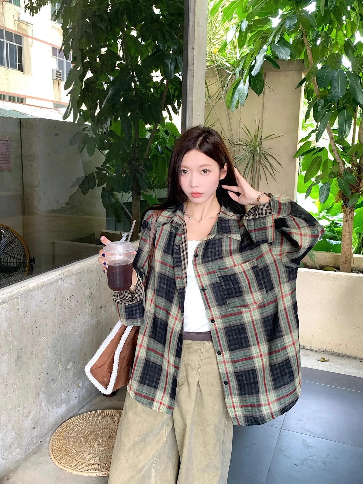 Ретро-рубашка в клетку с длинным рукавом, женская свободная повседневная рубашка-жакет, модная весна 2026, с воротником, на пуговицах, средней длины
Ретро-рубашка в клетку с длинным рукавом, женская свободная повседневная рубашка-жакет, модная весна 2026, с воротником, на пуговицах, средней длины