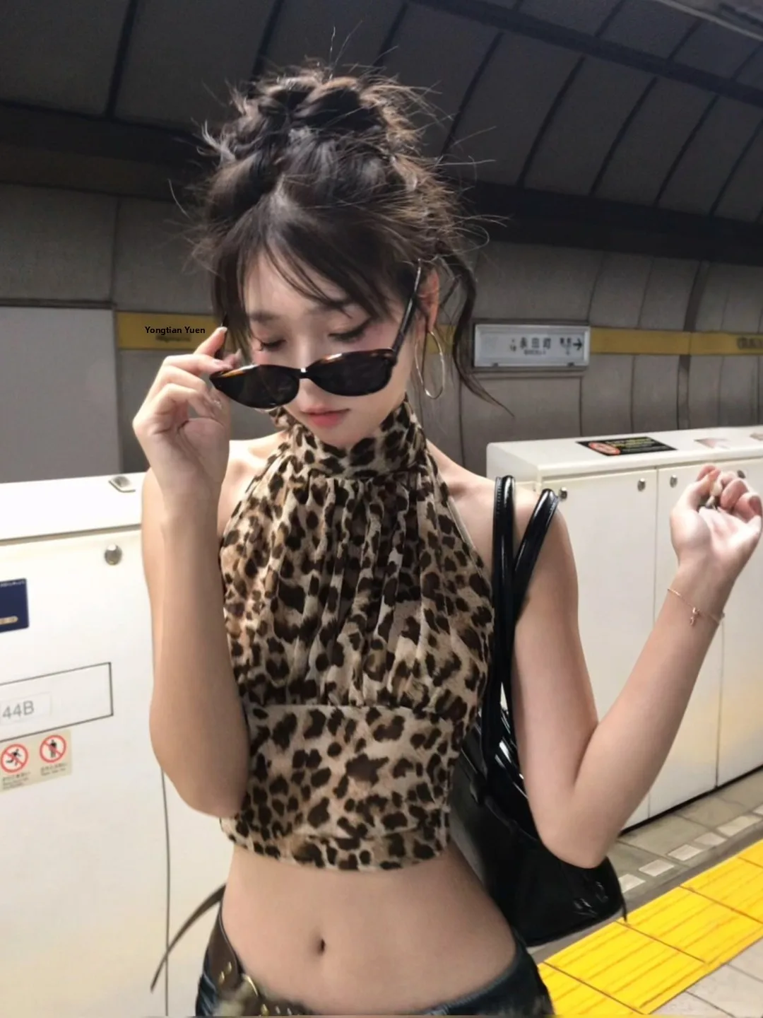 Sexy American Retro Leopard Print Halter Neck Strap Vest Women's Slim Fit Backless Top Summer New Style Hot Girl Strapless Cr...
Sexy American Retro Leopard Print Halter Neck Strap Vest Women's Slim Fit Backless Top Summer New Style Hot Girl Strapless Cr...