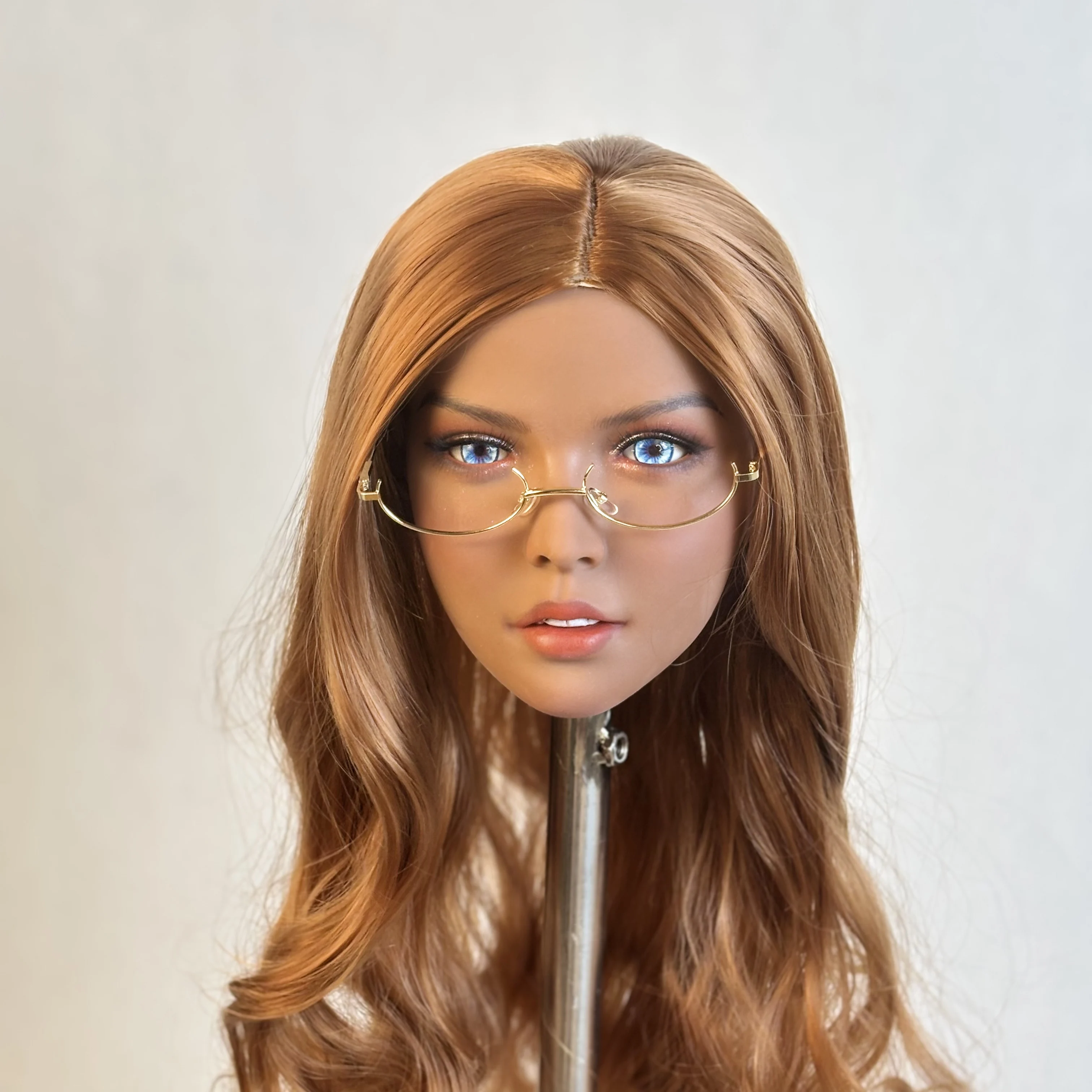 1:1 реалистичная голова-пустышка для взрослых, голова-манекен, винтовой интерфейс M16, синтетические волосы, сменный шиньон, тренировочные волосы, изысканный м
1:1 реалистичная голова-пустышка для взрослых, голова-манекен, винтовой интерфейс M16, синтетические волосы, сменный шиньон, тренировочные волосы, изысканный м