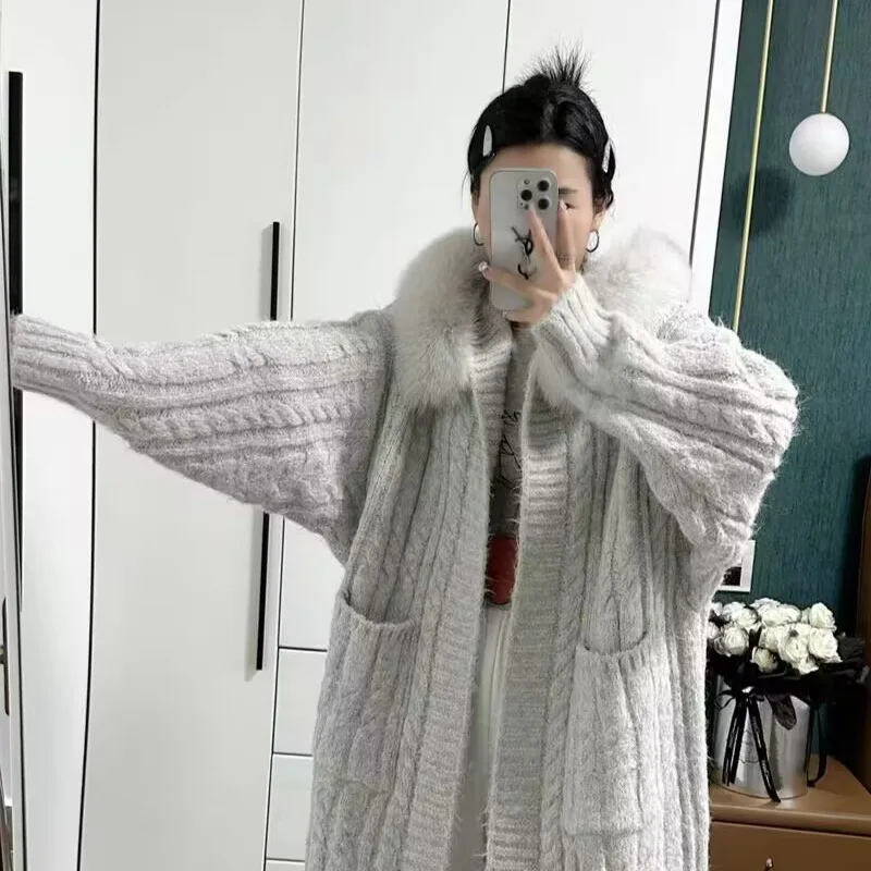 Женский вязаный кардиган с мягким большим меховым воротником, длинный све, свободный топ средней длины с открытым передом на осень-зиму, универсальный
Женский вязаный кардиган с мягким большим меховым воротником, длинный све, свободный топ средней длины с открытым передом на осень-зиму, универсальный