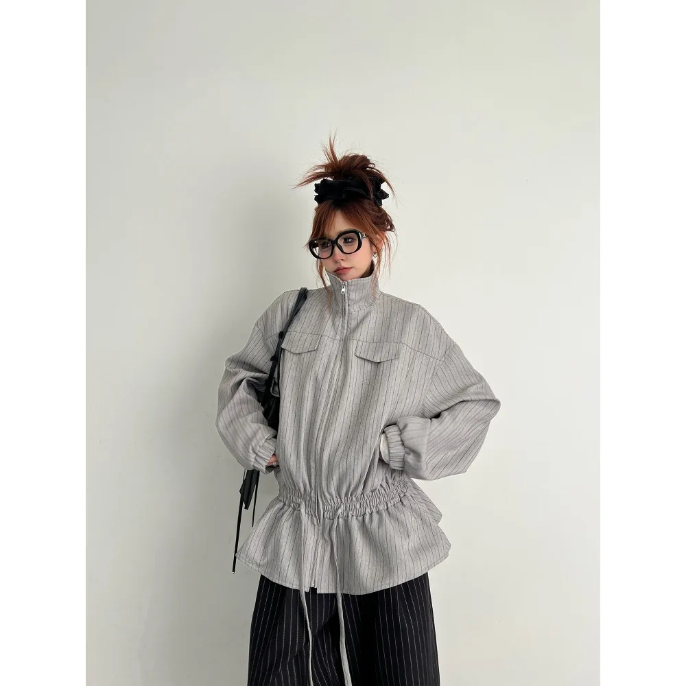 SuperAen 2026 Spring and Autumn New Korean Style Women Drawstring Waist Ruffled Casual Grey Striped Zipper Loose Jacket Women
SuperAen 2026 Spring and Autumn New Korean Style Women Drawstring Waist Ruffled Casual Grey Striped Zipper Loose Jacket Women