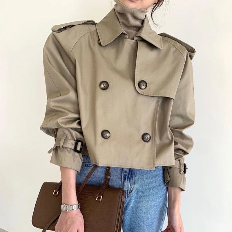 Весенний винтажный двубортный тренчкот для женщин: новая модель с отложным воротником, длинными рукавами, универсальная верхняя одежда, шикарное свободное короткое пальто
Весенний винтажный двубортный тренчкот для женщин: новая модель с отложным воротником, длинными рукавами, универсальная верхняя одежда, шикарное свободное короткое пальто