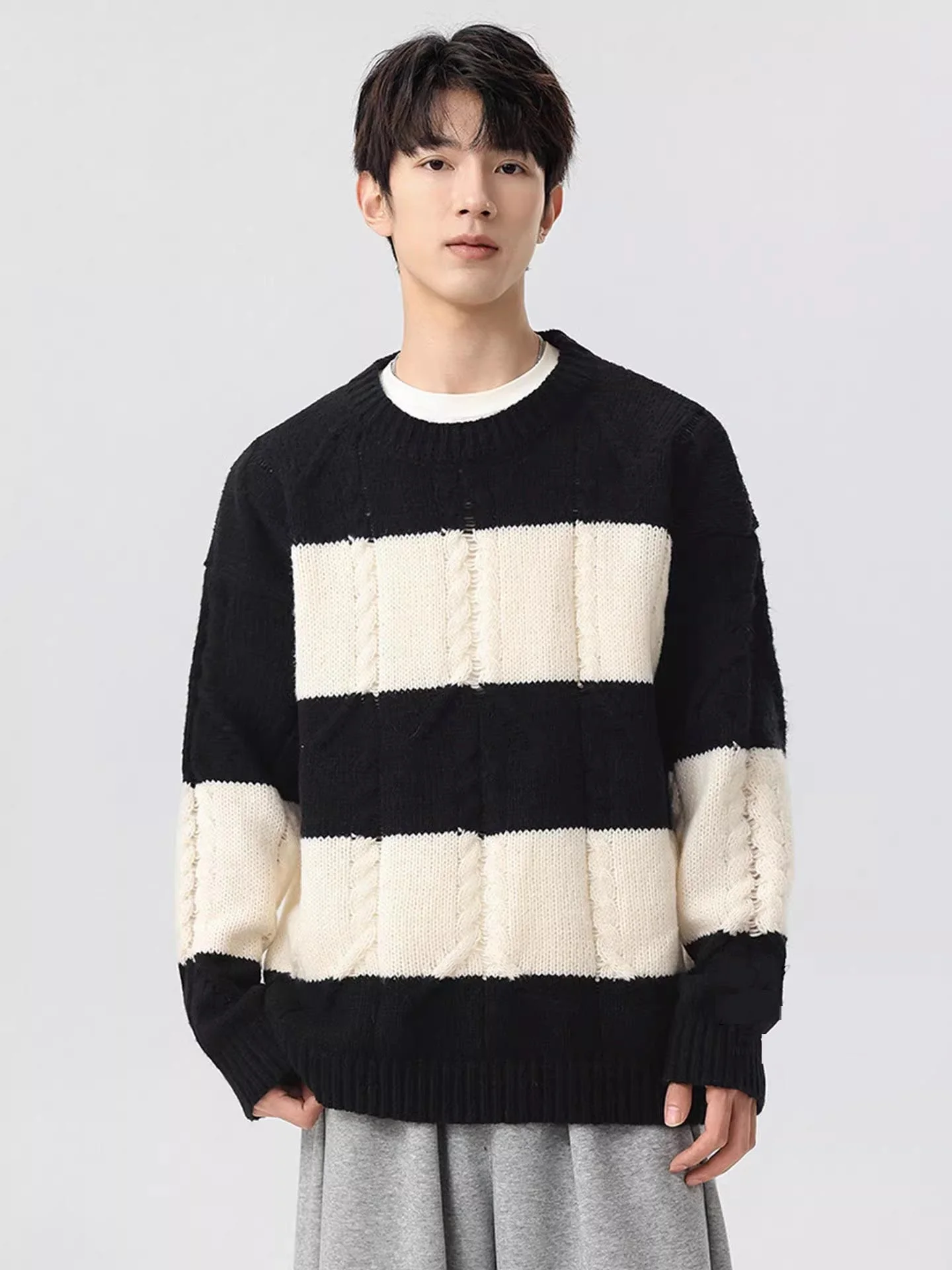 Мужской вязаный свитер в полоску свободного кроя с длинными рукавами и круглым вырезом, теплый, из полиэфирного волокна, в университетском стиле, с контрастными цветами, базовый.
Мужской вязаный свитер в полоску свободного кроя с длинными рукавами и круглым вырезом, теплый, из полиэфирного волокна, в университетском стиле, с контрастными цветами, базовый.