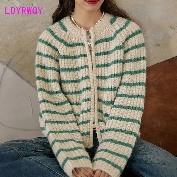 Striped double zipper thick thread sweater jacket women's short autumn and winter new French vintage knit cardigan trend
Striped double zipper thick thread sweater jacket women's short autumn and winter new French vintage knit cardigan trend