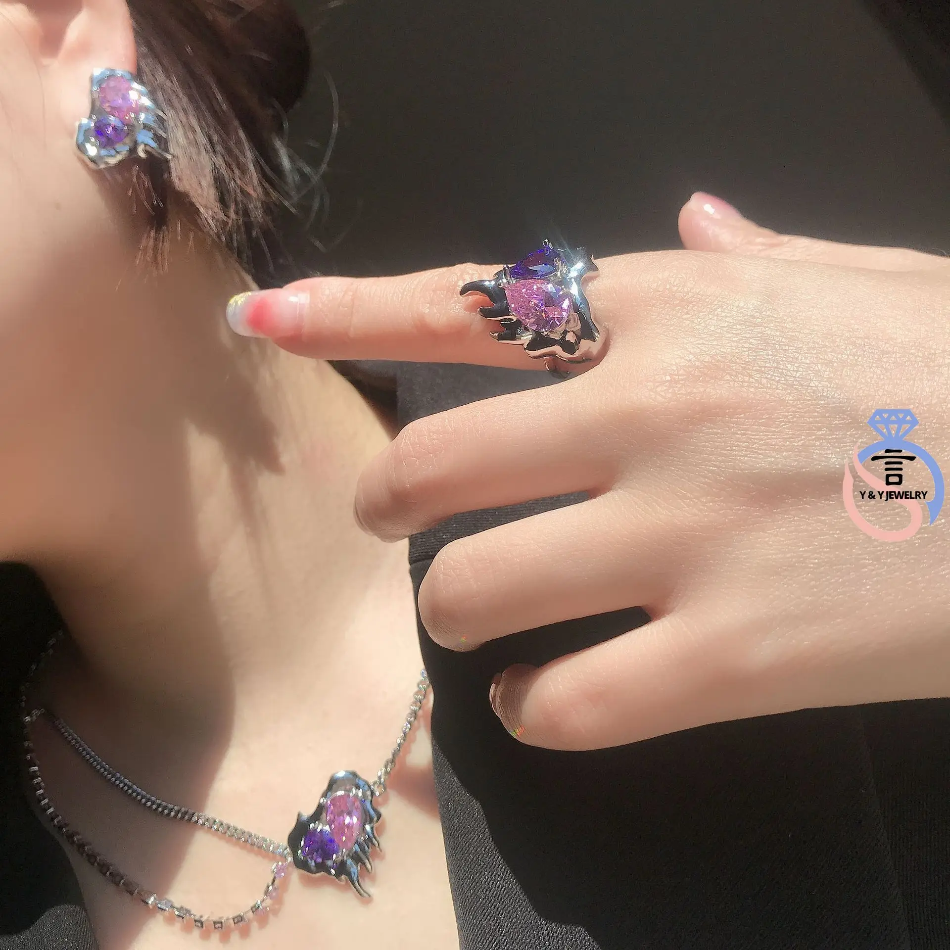 Y&Y Original design of the same set of European and American fashion brand liquid metal bright heart zirconia ring
Y&Y Original design of the same set of European and American fashion brand liquid metal bright heart zirconia ring