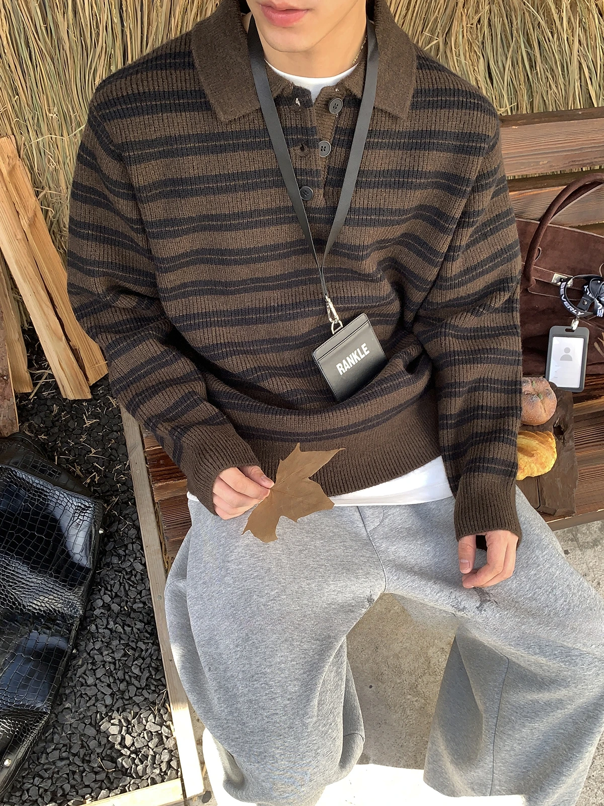 Мужской вязаный свитер в ретро-стиле с полосками, создающий ощущение роскоши, новинка зимы, дизайнерская верхняя одежда
Мужской вязаный свитер в ретро-стиле с полосками, создающий ощущение роскоши, новинка зимы, дизайнерская верхняя одежда