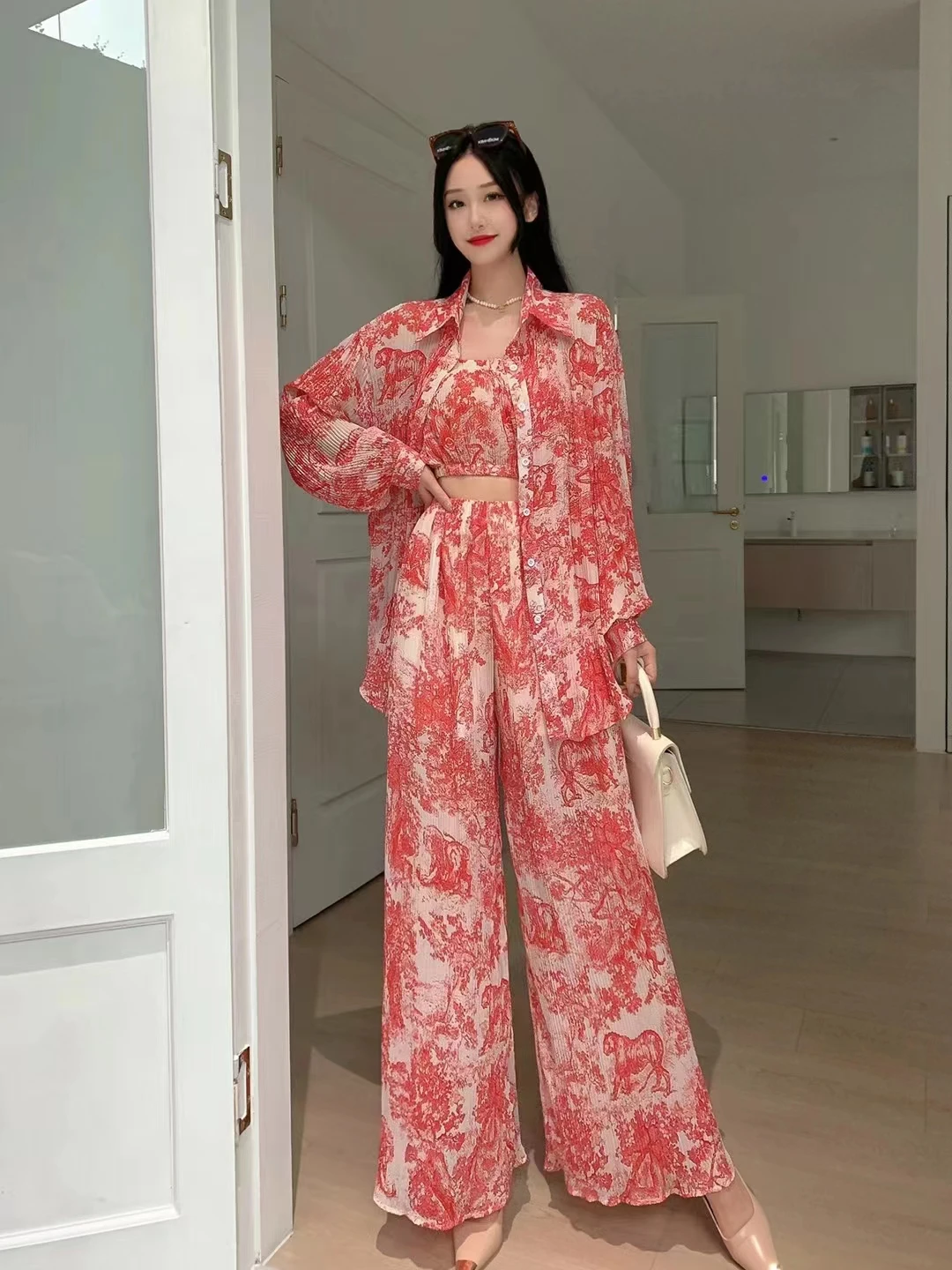 2023 New Spring Autumn Women Retro Print Pleated Pants Suits Strapless Vest + Long Sleeve Shirt + Long Pants Three Piece Set
2023 New Spring Autumn Women Retro Print Pleated Pants Suits Strapless Vest + Long Sleeve Shirt + Long Pants Three Piece Set