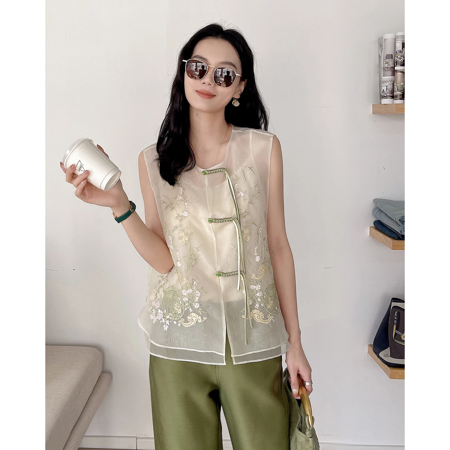Franz New Chinese Style Handmade Embroidery Silk Women's Vest Summer New Top Buttoned round Neck Plant Floral Design
Franz New Chinese Style Handmade Embroidery Silk Women's Vest Summer New Top Buttoned round Neck Plant Floral Design