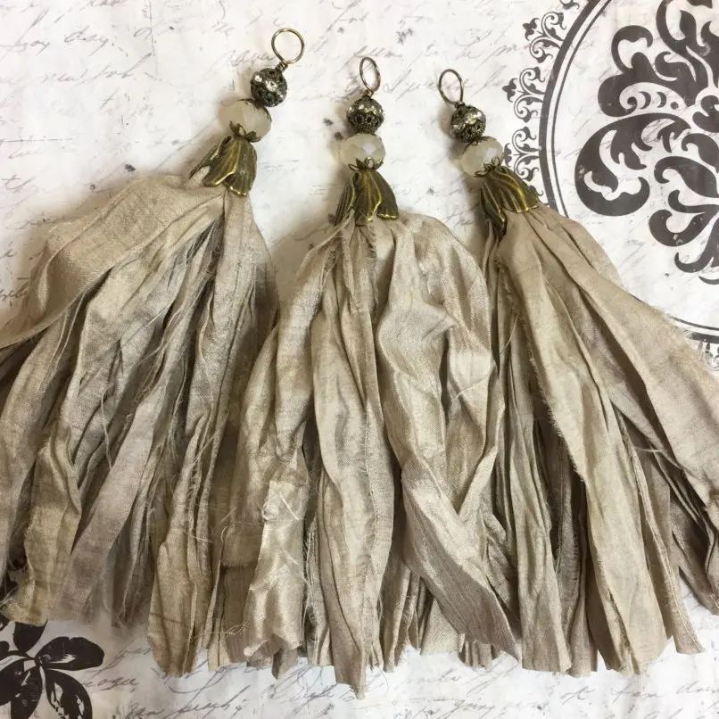 Sari Silk Tassel Pendant for Necklace Taupe Beige Bohemian Style Jewelry for Women Antique Brass Flower Bead Cap
Sari Silk Tassel Pendant for Necklace Taupe Beige Bohemian Style Jewelry for Women Antique Brass Flower Bead Cap