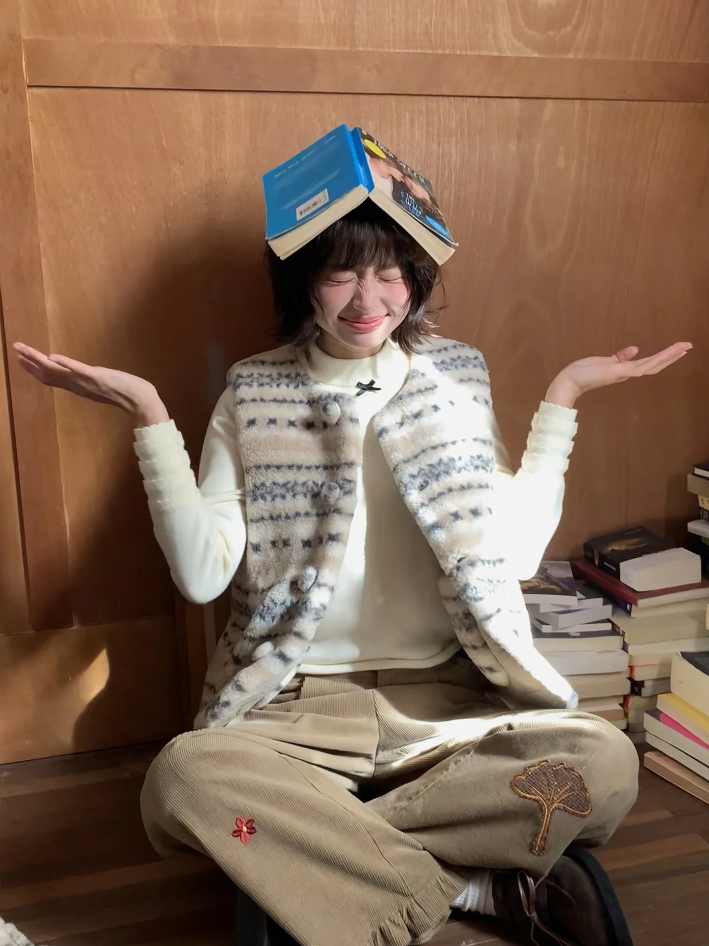 Двусторонний ретро-жилет из овечьей шерсти в винтажном стиле, утепленный, женский, зимний, модный, с V-образным вырезом, приталенный крой
Двусторонний ретро-жилет из овечьей шерсти в винтажном стиле, утепленный, женский, зимний, модный, с V-образным вырезом, приталенный крой