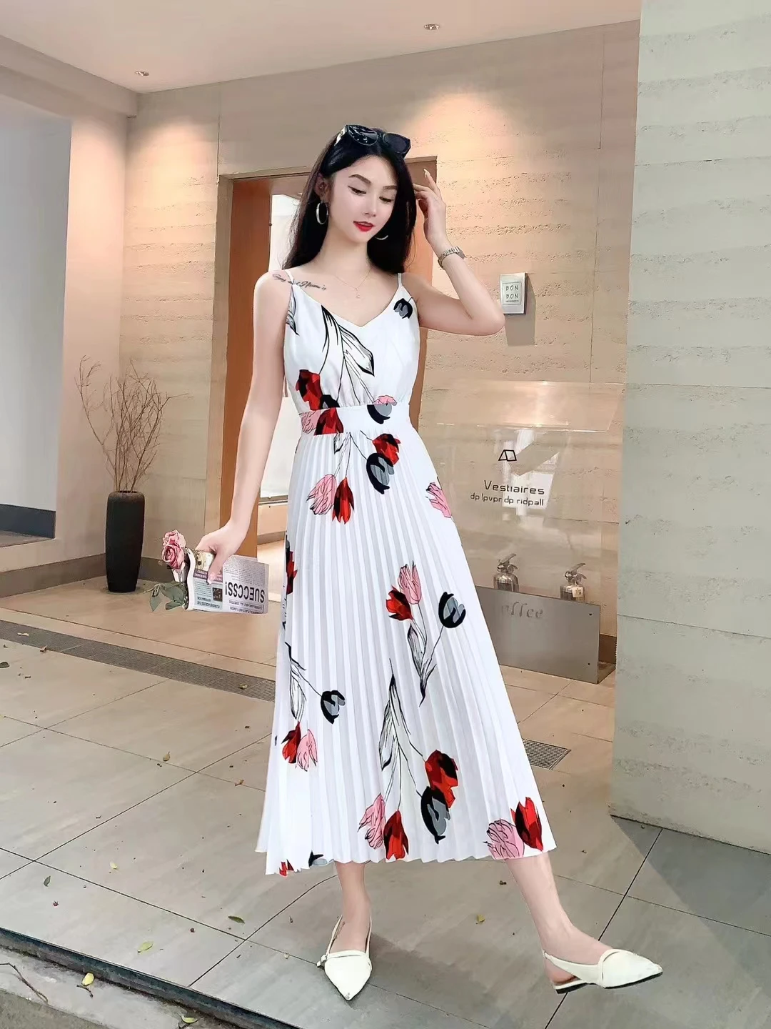 2024 New Summer Women Sexy V-Neck Spaghetti Strap Slim Long Dress Sweet Floral Pleated Big Hem Beach Vacation Dress 10 Colors
2024 New Summer Women Sexy V-Neck Spaghetti Strap Slim Long Dress Sweet Floral Pleated Big Hem Beach Vacation Dress 10 Colors