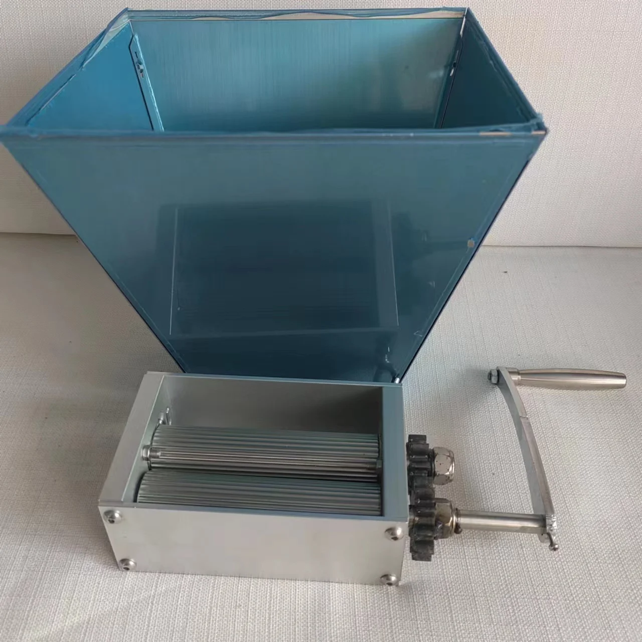 New hand crank two large gears straight crusher, grinder, roller stainless steel
New hand crank two large gears straight crusher, grinder, roller stainless steel