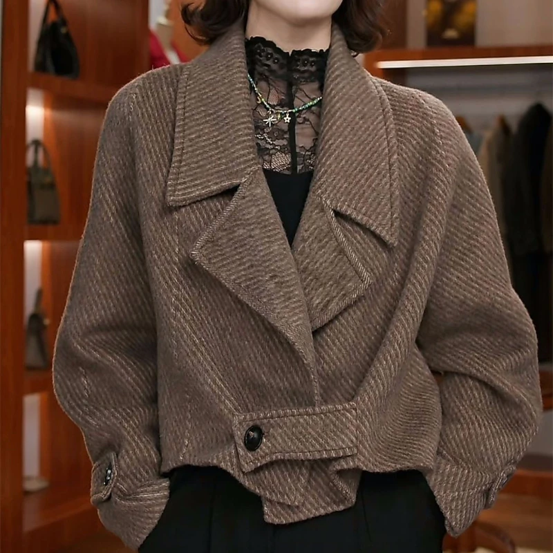 Woolen Coat Women's Warm Autumn New Long-sleeved Korean Style Loose Fashion Short Women Suit Collar Woolen Coat
Woolen Coat Women's Warm Autumn New Long-sleeved Korean Style Loose Fashion Short Women Suit Collar Woolen Coat