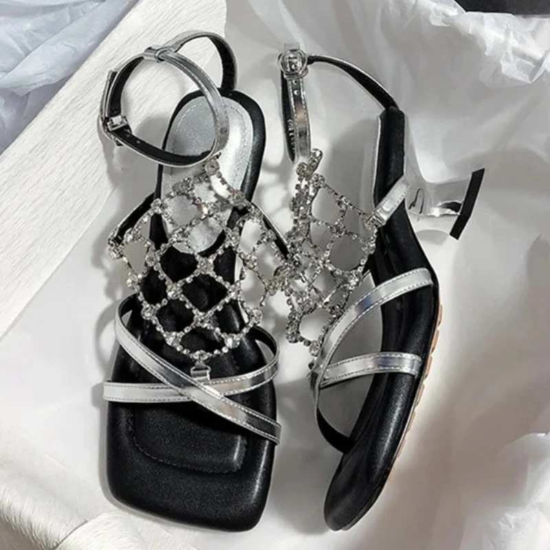 Модные сандалии необычного стиля с перекрестной завязкой, женские блестящие сетчатые туфли со стразами, брендовая дизайнерская обувь, элегантные вечерние модельные туфли с открытым носком
Модные сандалии необычного стиля с перекрестной завязкой, женские блестящие сетчатые туфли со стразами, брендовая дизайнерская обувь, элегантные вечерние модельные туфли с открытым носком