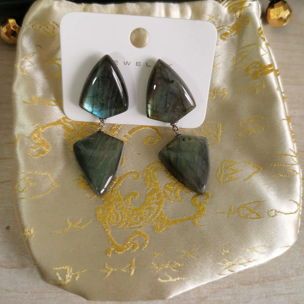 Серьги-подвески MTC·STAR из 100% натурального драгоценного камня, 24 мм, с зеленым блеском, серый лабрадорит, серебристый лунный камень (Z14283)
Серьги-подвески MTC·STAR из 100% натурального драгоценного камня, 24 мм, с зеленым блеском, серый лабрадорит, серебристый лунный камень (Z14283)