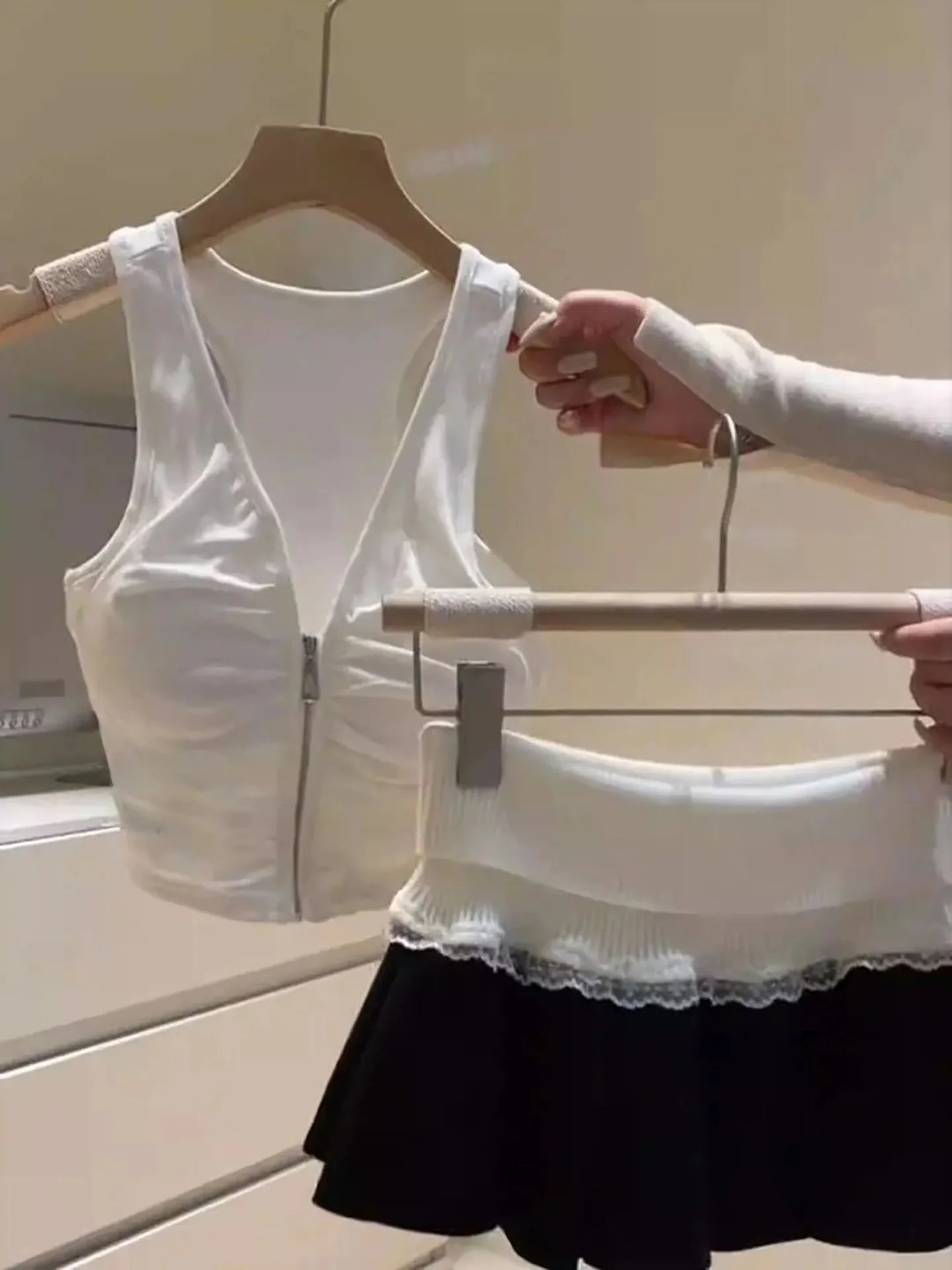 Sexy Spicy Girl Set Shoulder Bared Zipper Neck Hanging Strap Vest Women Summer Inner Waist in V Neck Top Short Skirt
Sexy Spicy Girl Set Shoulder Bared Zipper Neck Hanging Strap Vest Women Summer Inner Waist in V Neck Top Short Skirt