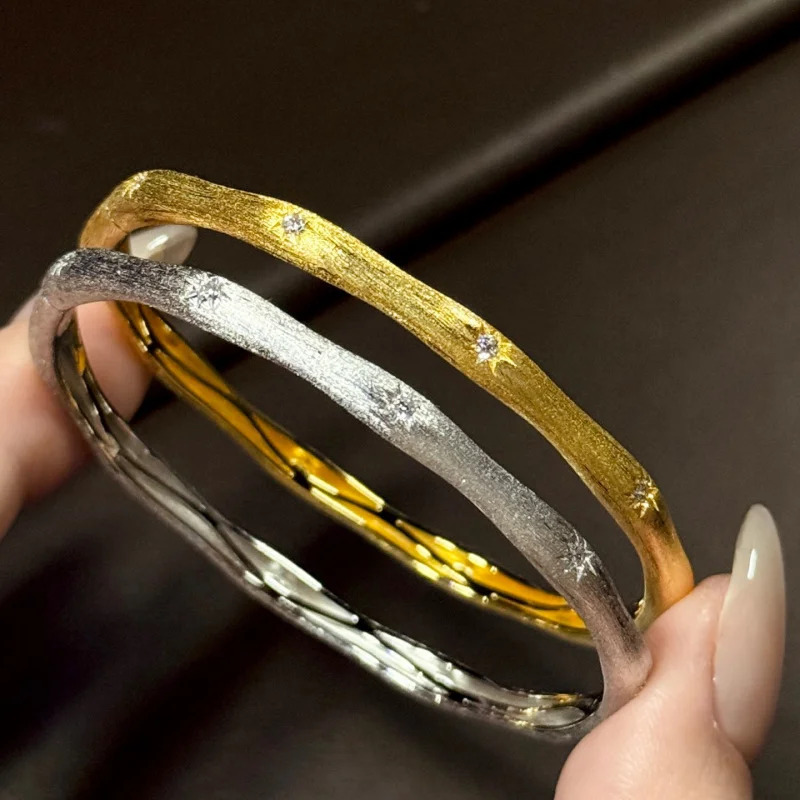 S925 Sterling Silver Exquisite Craftsmanship Starry Frosted Ribbon Bracelet – Vintage Palace Style High-End Textured Celestial
S925 Sterling Silver Exquisite Craftsmanship Starry Frosted Ribbon Bracelet – Vintage Palace Style High-End Textured Celestial