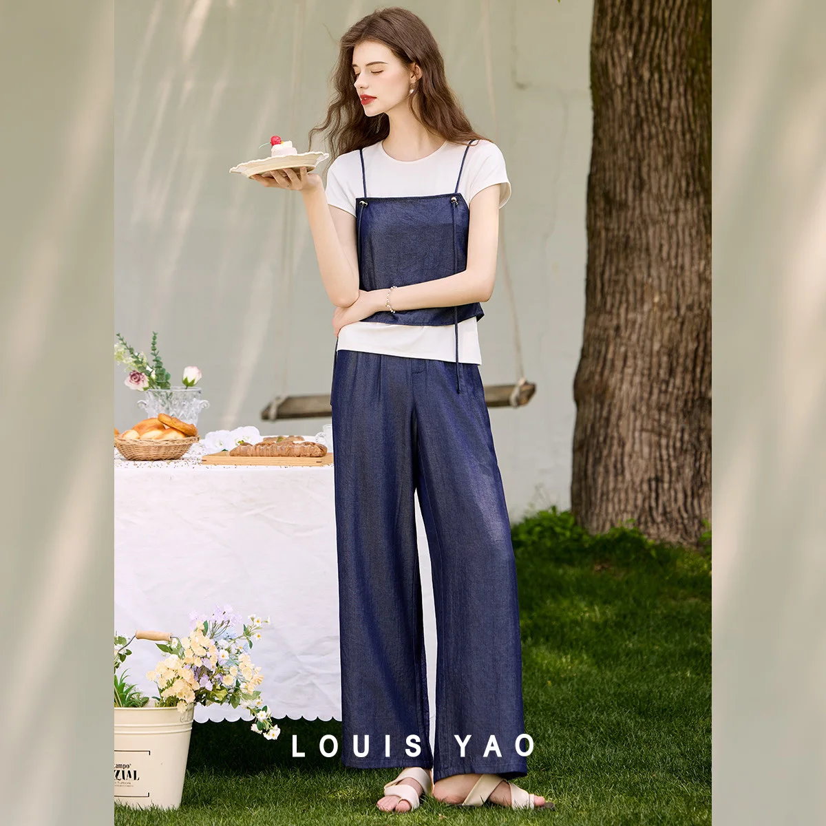 LOUIS YAO Casual Three Piece Set 2025 Women's Set Round Neck T-shirt Outer Vest with Design Sense and Back Waist Elastic Pants
LOUIS YAO Casual Three Piece Set 2025 Women's Set Round Neck T-shirt Outer Vest with Design Sense and Back Waist Elastic Pants