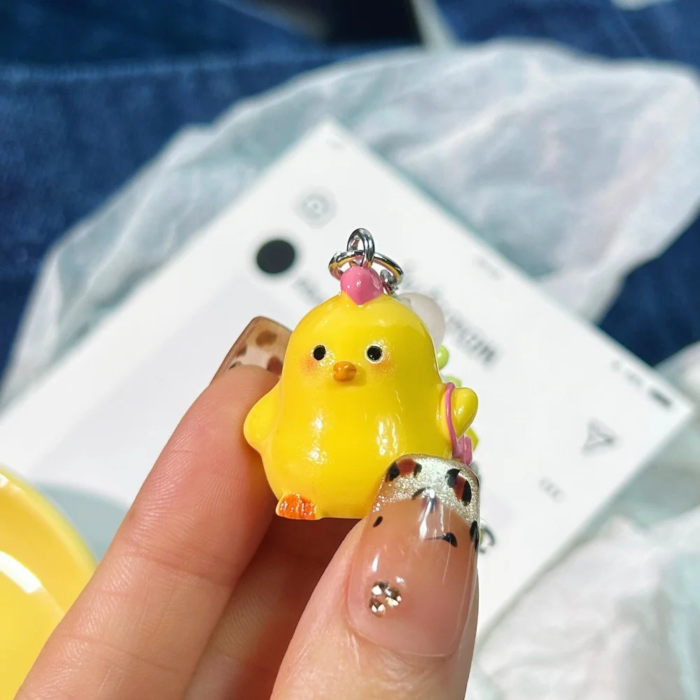 Брелок с маленькой желтой уткой, изысканное мастерство, ремешок для мобильного телефона, кулон с мультяшной уткой, ярко-желтый милый брелок для ключей
Брелок с маленькой желтой уткой, изысканное мастерство, ремешок для мобильного телефона, кулон с мультяшной уткой, ярко-желтый милый брелок для ключей