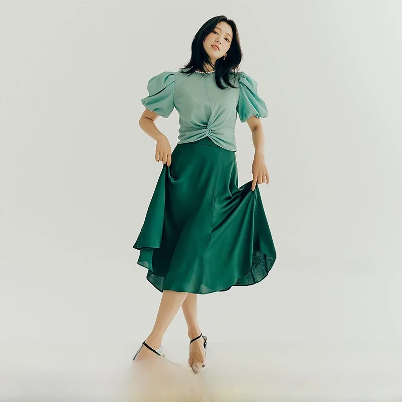 Комплект из irt и юбки с эффектом похудения, корейский дизайн на пуговицах с эффектом ветра, асимметричный ор Sve round Ne Pure Color 
Комплект из irt и юбки с эффектом похудения, корейский дизайн на пуговицах с эффектом ветра, асимметричный ор Sve round Ne Pure Color