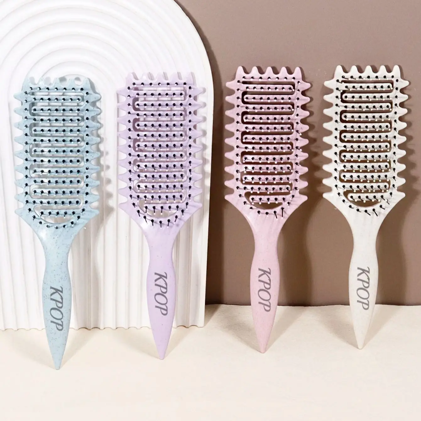 Щетка для завивки KPOP — нейлоновая щетина и ручка из АБС-пластика для создания укладки вьющихся волос Специально для париков из натуральных волос
Щетка для завивки KPOP — нейлоновая щетина и ручка из АБС-пластика для создания укладки вьющихся волос Специально для париков из натуральных волос