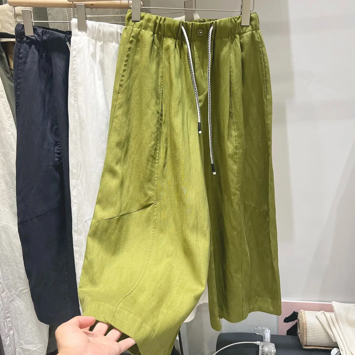 plus Size Casual Wide Leg Pants Women's Summer Slimming Lightweight Elastic Drawstring Color Block High Waist Eighteen Pants
plus Size Casual Wide Leg Pants Women's Summer Slimming Lightweight Elastic Drawstring Color Block High Waist Eighteen Pants