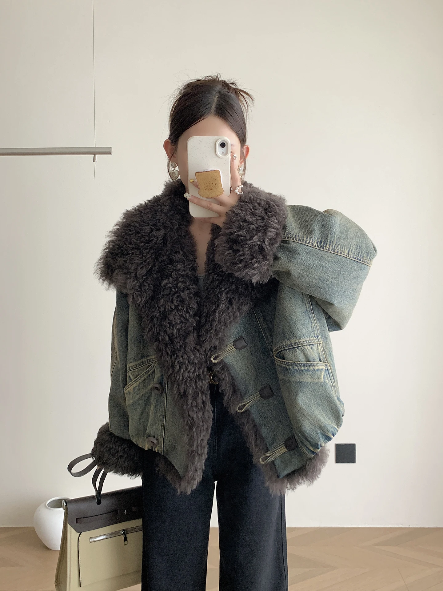 Кожаное пальто из овчины в стиле ретро, женское пальто на гусином пуху, верхняя одежда с мехом Young Sle, интегрированное винтажное джинсовое стеганое пальто
Кожаное пальто из овчины в стиле ретро, женское пальто на гусином пуху, верхняя одежда с мехом Young Sle, интегрированное винтажное джинсовое стеганое пальто