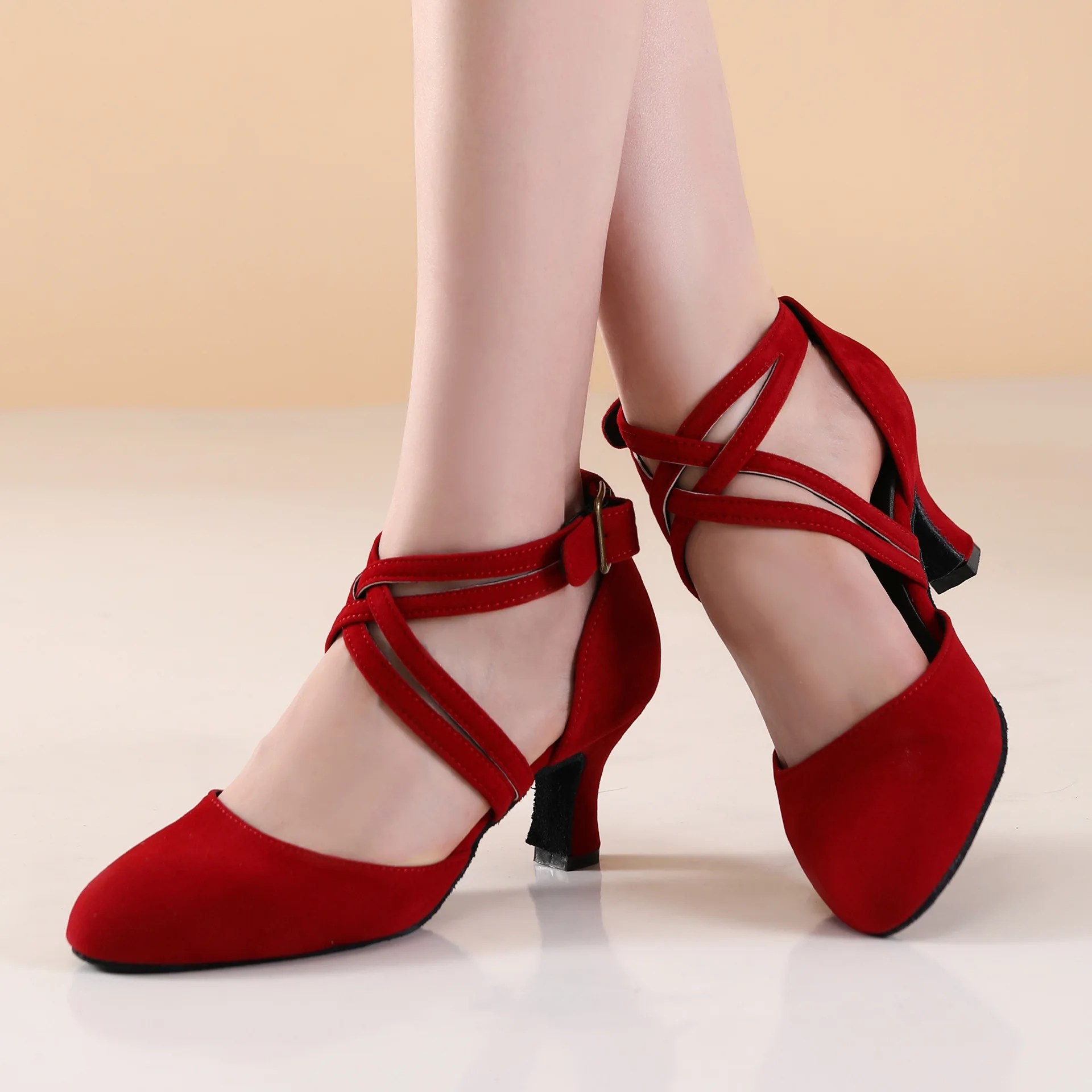 customized Ladies' dance shoes red cowhide double crossed straps mid heeled dance shoes suede leather sole antique copper buckle
customized Ladies' dance shoes red cowhide double crossed straps mid heeled dance shoes suede leather sole antique copper buckle