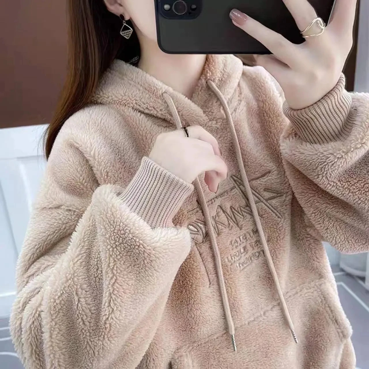 Womens Hoodie New Loose Embroidered Lambswool Sweatershirt 2025 Autumn Winter Female Korean Hooded Plush Thicken Pullover Top
Womens Hoodie New Loose Embroidered Lambswool Sweatershirt 2025 Autumn Winter Female Korean Hooded Plush Thicken Pullover Top