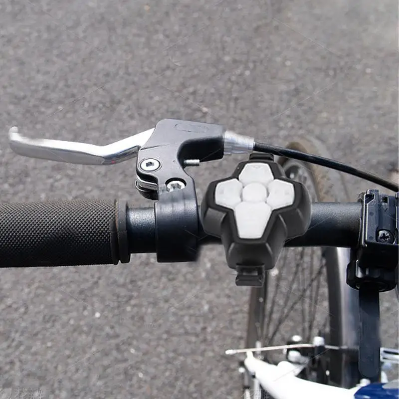 Flashing Lights For Cycles Wireless Cycling Tail Light With Remote 500mAh Cycle Taillights Portable Cycling Turn Lights For Rain
Flashing Lights For Cycles Wireless Cycling Tail Light With Remote 500mAh Cycle Taillights Portable Cycling Turn Lights For Rain