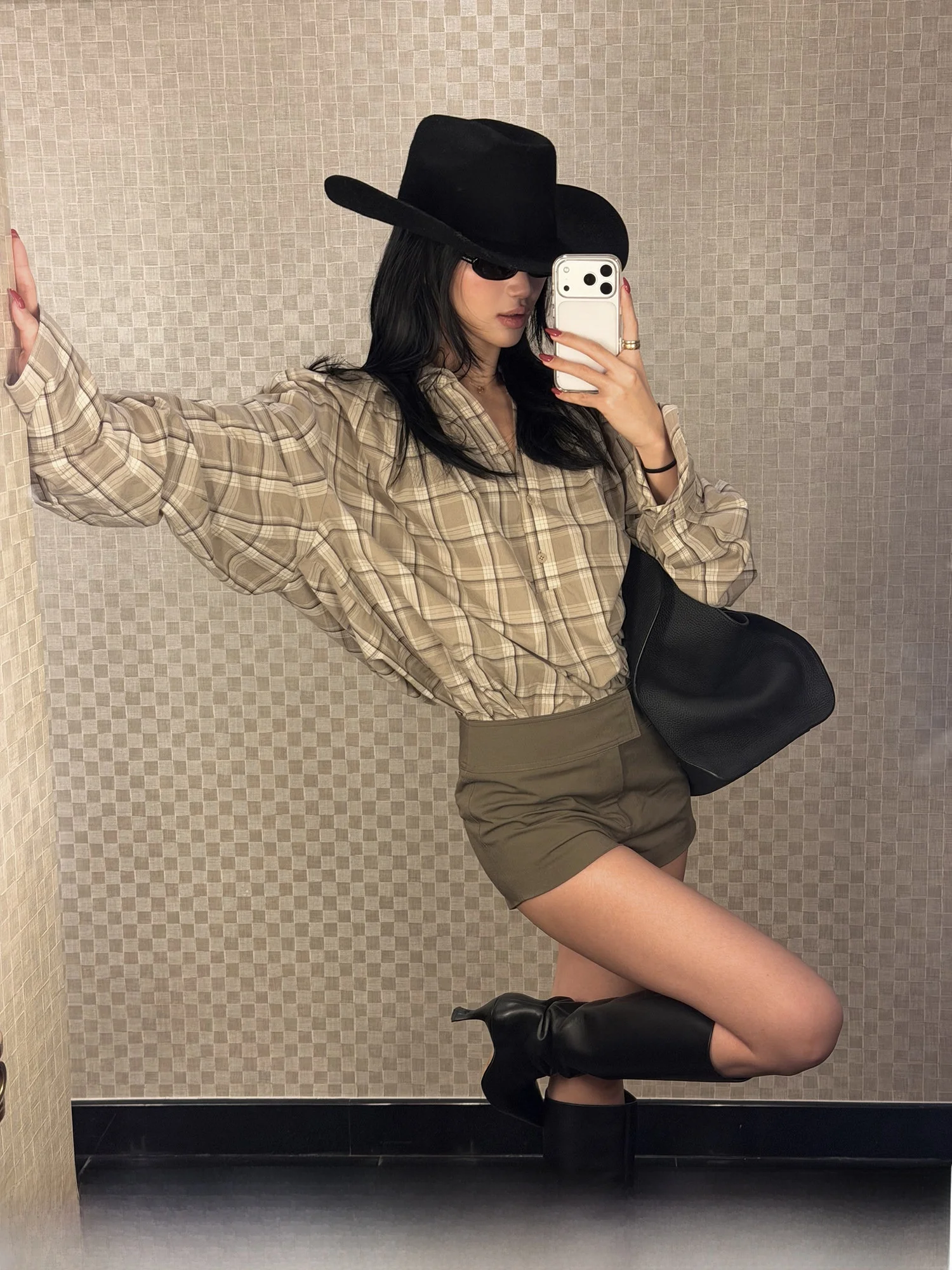 Kaki V-neck Shirt Women's Long Sleeve Loose Casual Plaid Pattern Spring Autumn Wear for Young Women in Their 20s
Kaki V-neck Shirt Women's Long Sleeve Loose Casual Plaid Pattern Spring Autumn Wear for Young Women in Their 20s