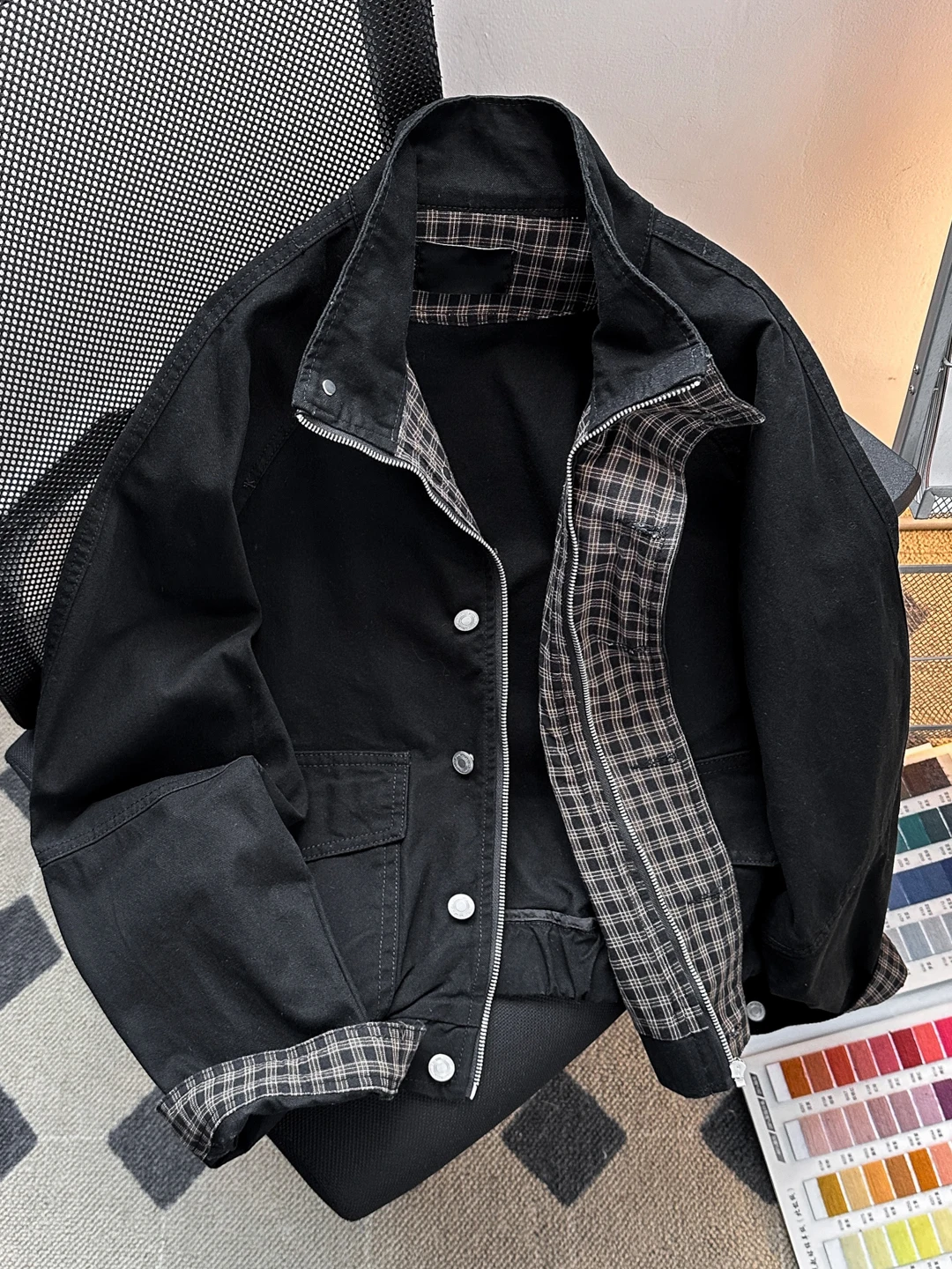 Мужская повседневная куртка-жакет из плотной ткани в клетку, с воротником-стойкой, в американском ретро-стиле, свободного кроя, для весенне-осеннего сезона, молодежная мода
Мужская повседневная куртка-жакет из плотной ткани в клетку, с воротником-стойкой, в американском ретро-стиле, свободного кроя, для весенне-осеннего сезона, молодежная мода