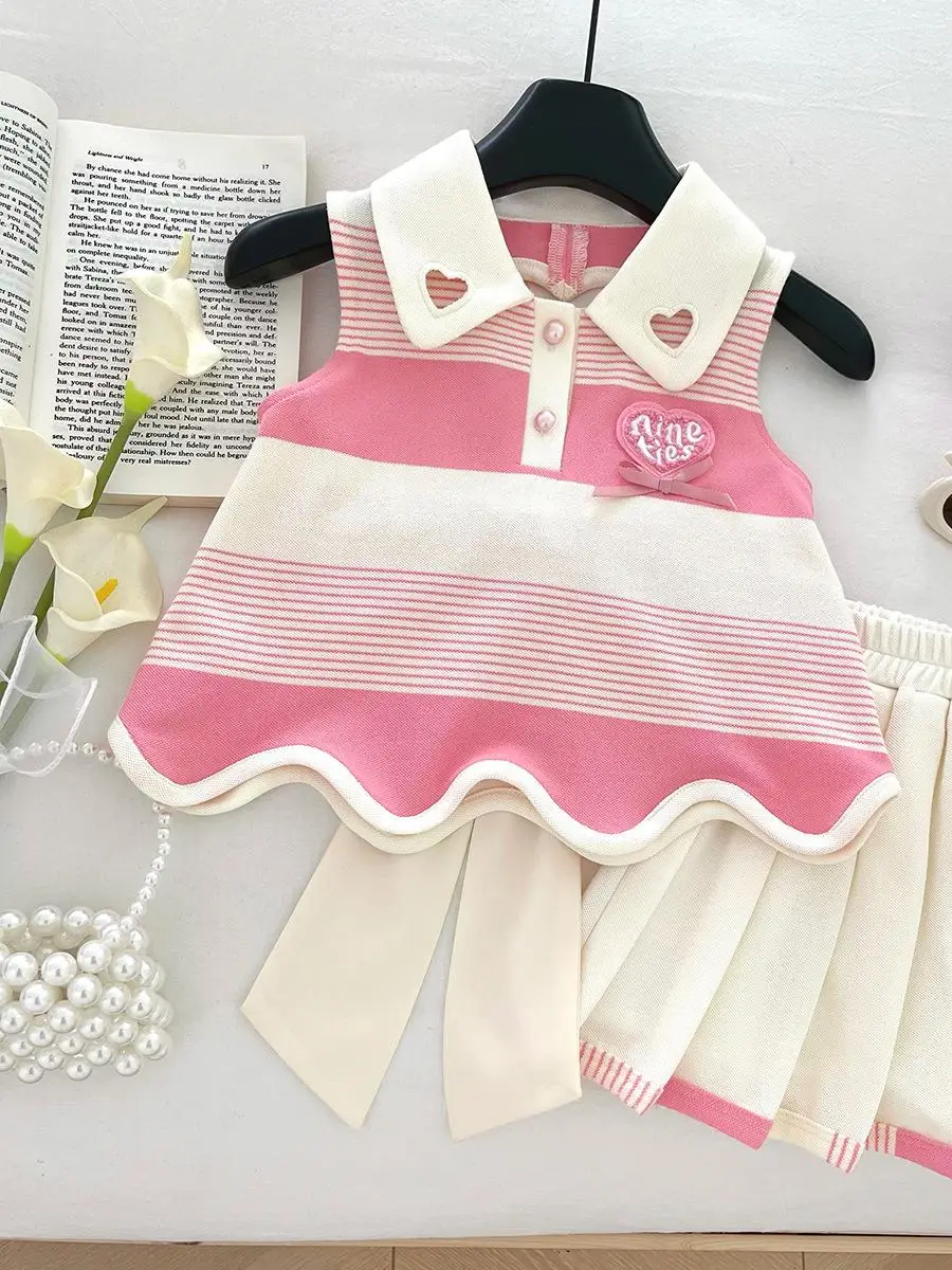 Лето 2025 г., модный полосатый топ с рисунком сердца для девочек и плиссированной юбкой с узлом, комплект из двух предметов, хлопковая повседневная одежда
Лето 2025 г., модный полосатый топ с рисунком сердца для девочек и плиссированной юбкой с узлом, комплект из двух предметов, хлопковая повседневная одежда