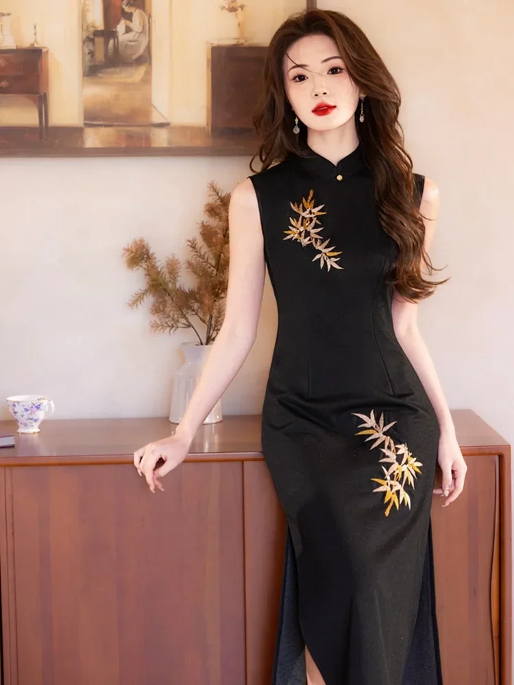 Черное элегантное длинное платье Cheongsam в китайском стиле с вышивкой, новинка 2023 года, летнее винтажное сексуальное платье Qipao без рукавов для молодых женщин
Черное элегантное длинное платье Cheongsam в китайском стиле с вышивкой, новинка 2023 года, летнее винтажное сексуальное платье Qipao без рукавов для молодых женщин