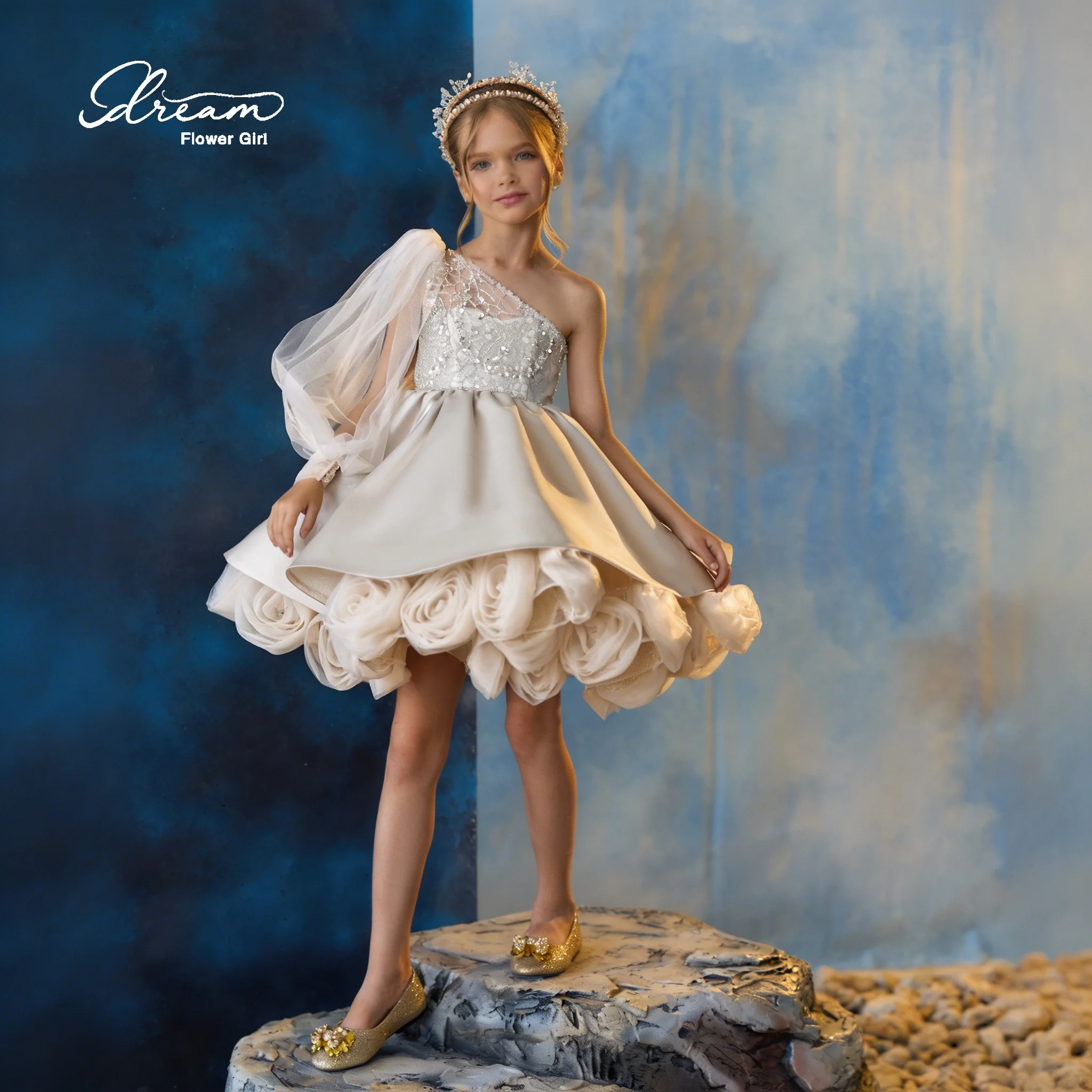 A strapless one-shoulder lace knee-length evening dress for girls, featuring tiny diamonds and a fluffy petal-shaped skirt.
A strapless one-shoulder lace knee-length evening dress for girls, featuring tiny diamonds and a fluffy petal-shaped skirt.