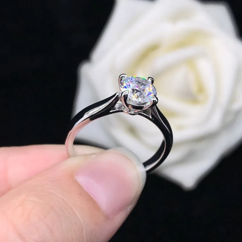Women's 1 Carat Moissanite Ring, PT950 Platinum, Simple Four-Prong Setting, Brilliant Sparkle & Timeless Design
Women's 1 Carat Moissanite Ring, PT950 Platinum, Simple Four-Prong Setting, Brilliant Sparkle & Timeless Design